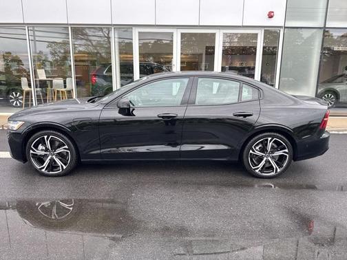 2023 Volvo S60 Recharge Plug-In Hybrid T8 Plus Dark Theme