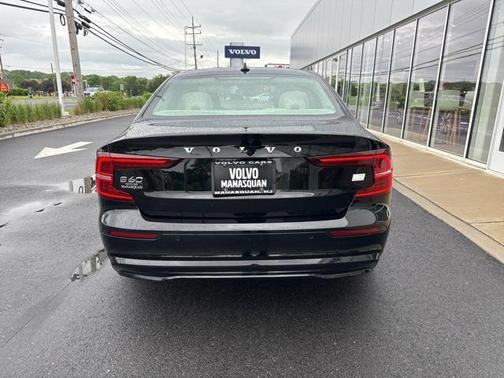 2023 Volvo S60 Recharge Plug-In Hybrid T8 Plus Dark Theme