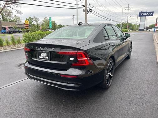 2023 Volvo S60 Recharge Plug-In Hybrid T8 Plus Dark Theme