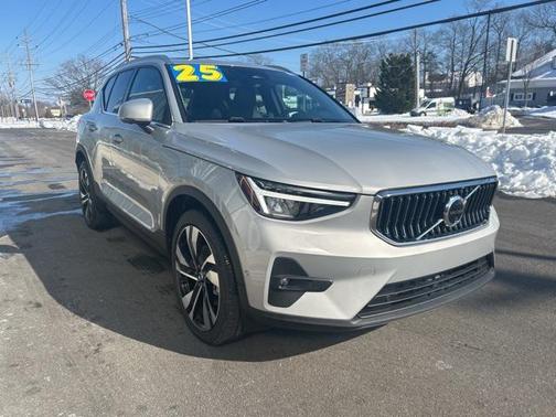 2025 Volvo XC40 B5 Plus Bright Theme