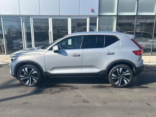 2025 Volvo XC40 B5 Plus Bright Theme