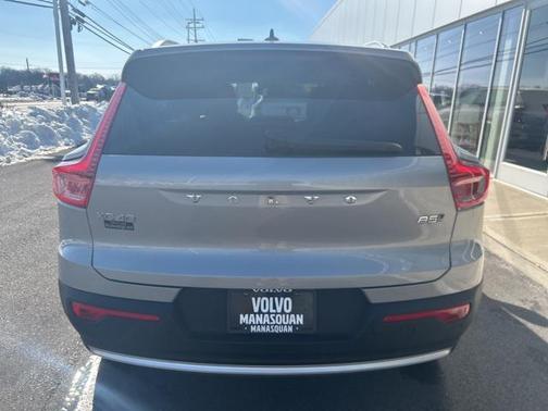 2025 Volvo XC40 B5 Plus Bright Theme