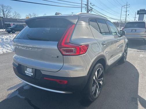 2025 Volvo XC40 B5 Plus Bright Theme