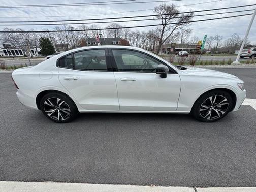 2024 Volvo S60 B5 Core Dark Theme