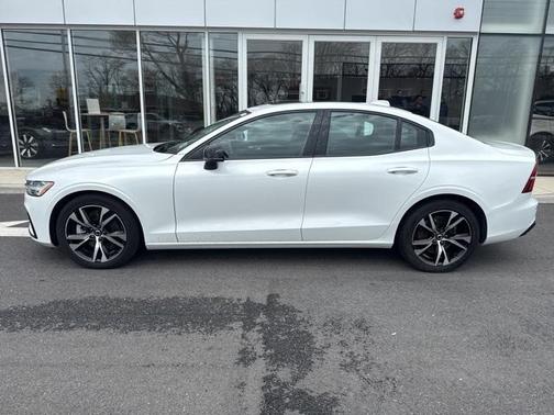 2024 Volvo S60 B5 Core Dark Theme