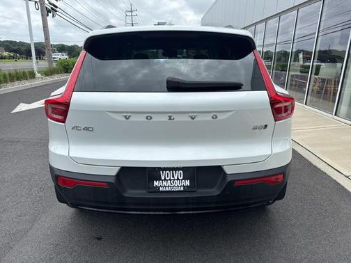 2023 Volvo XC40 B5 Plus Dark Theme