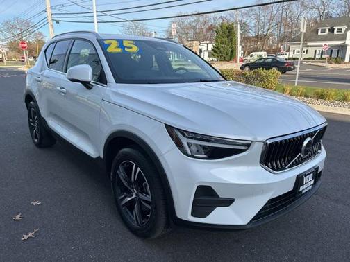 2025 Volvo XC40 B5 Core Bright Theme