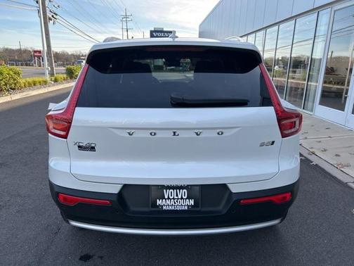 2025 Volvo XC40 B5 Core Bright Theme