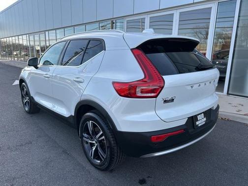 2025 Volvo XC40 B5 Core Bright Theme