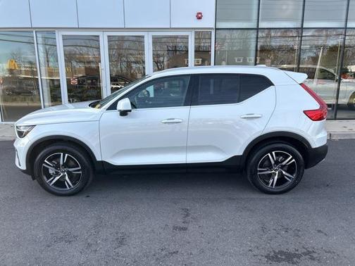 2025 Volvo XC40 B5 Core Bright Theme
