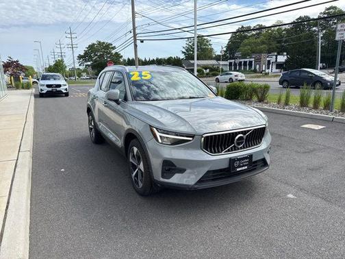 Vapour Grey Metallic 2025 Volvo XC40 B5 Plus Bright Theme