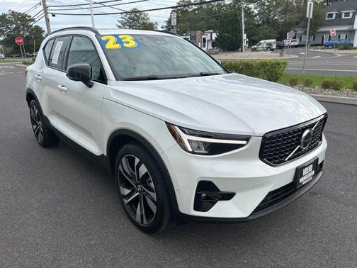 2023 Volvo XC40 B5 Plus Dark Theme