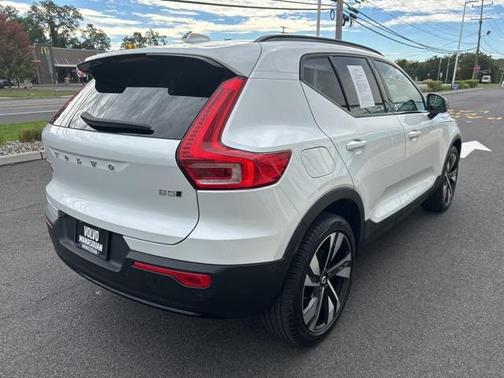 2023 Volvo XC40 B5 Plus Dark Theme