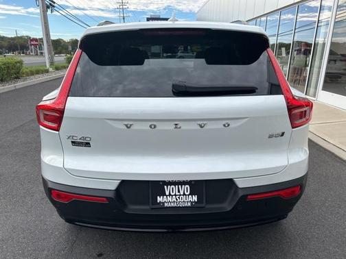 2023 Volvo XC40 B5 Plus Dark Theme