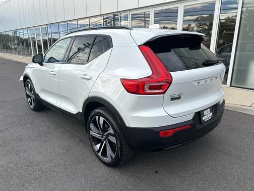 2023 Volvo XC40 B5 Plus Dark Theme
