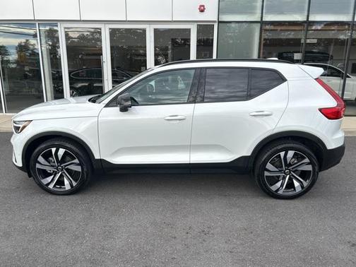 2023 Volvo XC40 B5 Plus Dark Theme