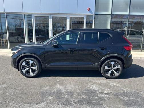 2025 Volvo XC40 B5 Plus Dark Theme