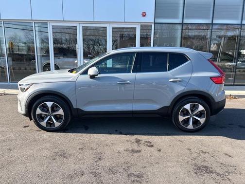 2025 Volvo XC40 B5 Plus Bright Theme