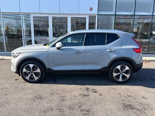2025 Volvo XC40 B5 Plus Bright Theme