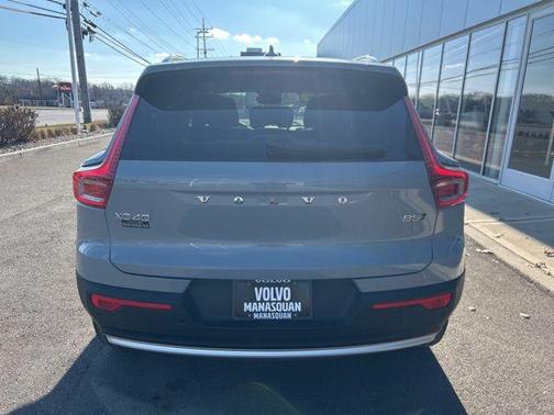 2025 Volvo XC40 B5 Plus Bright Theme