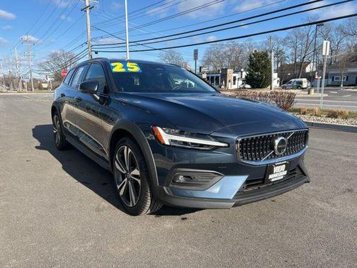 2025 Volvo V60 Cross Country Plus, B5 AWD Gas (mild hybrid)