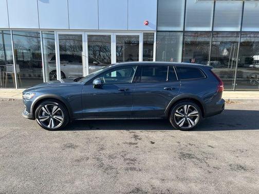 2025 Volvo V60 Cross Country Plus, B5 AWD Gas (mild hybrid)