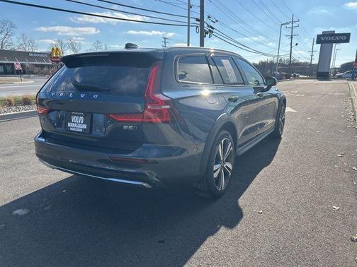 2025 Volvo V60 Cross Country Plus, B5 AWD Gas (mild hybrid)