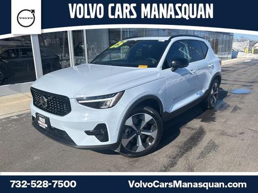 2025 Volvo XC40 B5 Plus Dark Theme