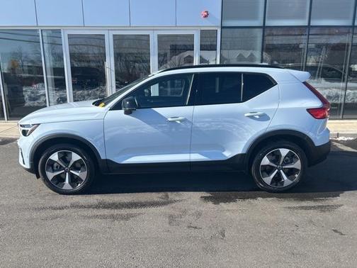 2025 Volvo XC40 B5 Plus Dark Theme