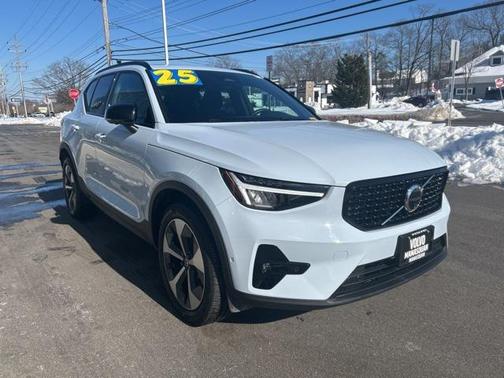 2025 Volvo XC40 B5 Plus Dark Theme
