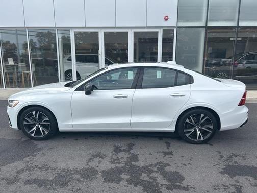 2024 Volvo S60 B5 Core Dark Theme