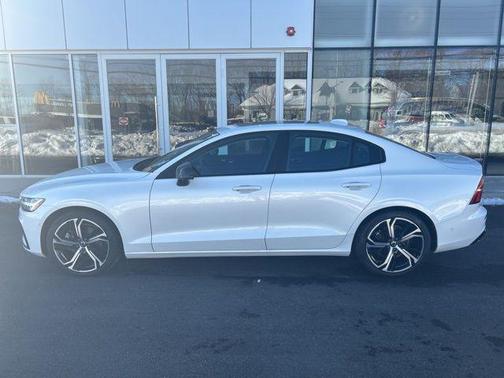 2024 Volvo S60 B5 Plus Dark Theme