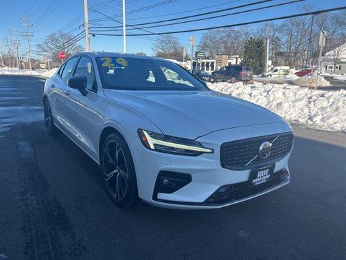 2024 Volvo S60 B5 Plus Dark Theme
