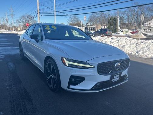 2024 Volvo S60 B5 Plus Dark Theme