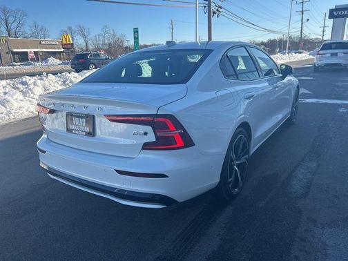 2024 Volvo S60 B5 Plus Dark Theme
