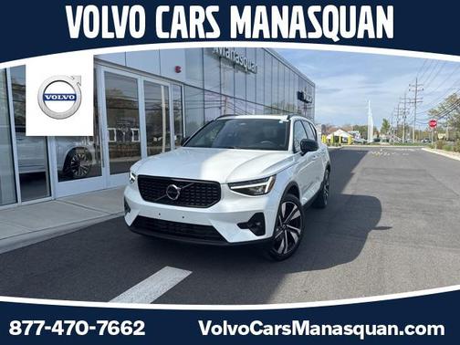 2023 Volvo XC40 B5 Plus Dark Theme