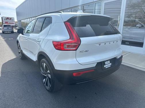 2023 Volvo XC40 B5 Plus Dark Theme