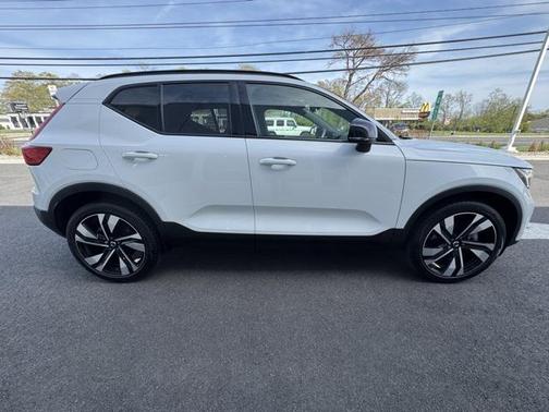 2023 Volvo XC40 B5 Plus Dark Theme