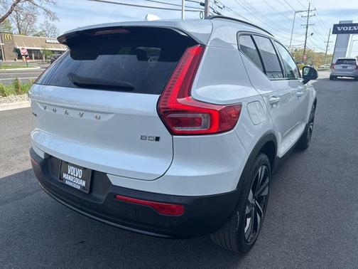 2023 Volvo XC40 B5 Plus Dark Theme