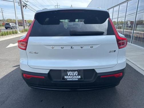 2023 Volvo XC40 B5 Plus Dark Theme