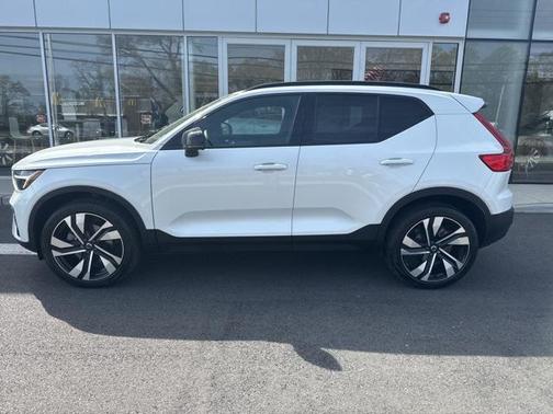 2023 Volvo XC40 B5 Plus Dark Theme