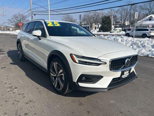 2025 Volvo V60 Cross Country Plus, B5 AWD Gas (mild hybrid)