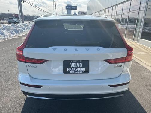 2025 Volvo V60 Cross Country Plus, B5 AWD Gas (mild hybrid)