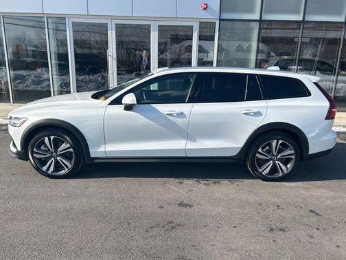 2025 Volvo V60 Cross Country Plus, B5 AWD Gas (mild hybrid)