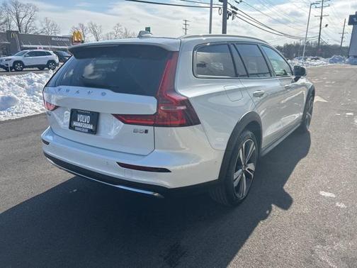 2025 Volvo V60 Cross Country Plus, B5 AWD Gas (mild hybrid)