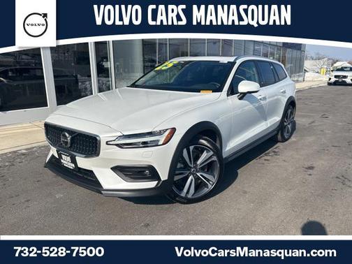 2025 Volvo V60 Cross Country Plus, B5 AWD Gas (mild hybrid)