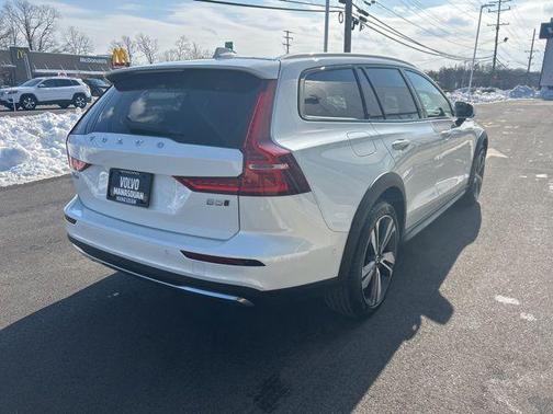 2025 Volvo V60 Cross Country Plus, B5 AWD Gas (mild hybrid)