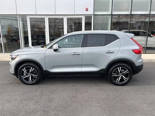 2025 Volvo XC40 B5 Core