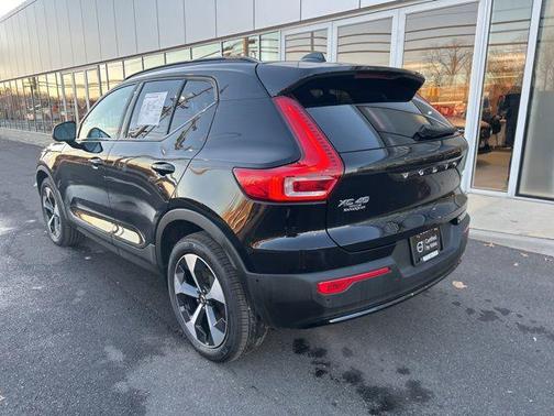 2025 Volvo XC40 B5 Plus Dark Theme