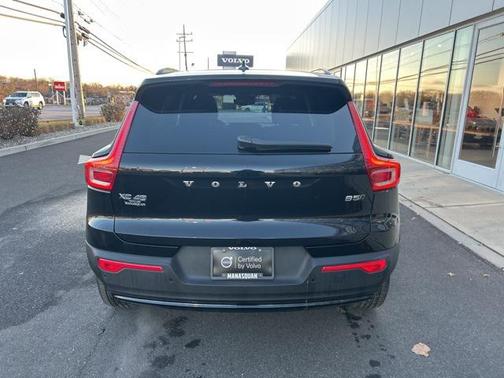 2025 Volvo XC40 B5 Plus Dark Theme